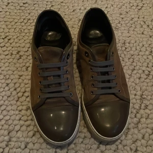 Bruna Lanvin Skor - Jag återsäljer dessa snygga bruna Lanvin skorna i en storlek som passar 40-41, jag skulle säga att dem är i ett bra skick. Kontakta mig om det finns några frågor eller otydligheter. (Priset kan diskuteras)