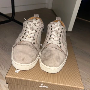 Louboutins - Jag säljer mina beige/gråa louboutins då jag inte har användning för dem mer. Köptes i somras och har bara varit använda under förra sommaren. Sulan e ganska sliten men går nog att fixa lätt med cleaning kit! Bara att skriva om ni vill ha bilder eller har frågor! pris går att diskuteras. Box och alla tillbehör finns.