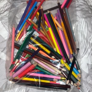 Värikyniä - Paljon enemmän ja vähemmän käytettyjä värikyniä. Kissatalous MMM, lisätietoja saa kysymällä. Mikäli hinta ei miellytä tarjoa rohkeasti Katsothan myös muut ilmoitukseni!!