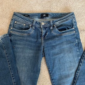 Blå jeans från LTB - Snygga blå jeans från LTB! Slutsålda i många storlekar online! Har fått små slitningar nere vid fötterna men de är inget man tänker på. 