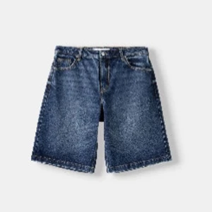 Blå jeansshorts jorts - Snygga blå jeansshorts. Perfekta för en avslappnad stil under varma dagar. De har en rak passform och är knälånga.
