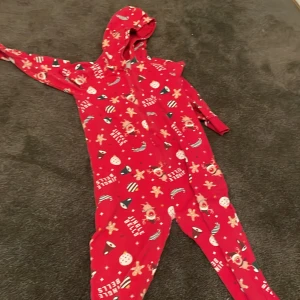 Jul pyjamas från Kapphal! - Har ett stort hål men är väldigt bekväm att sova och mysa med familjen i!