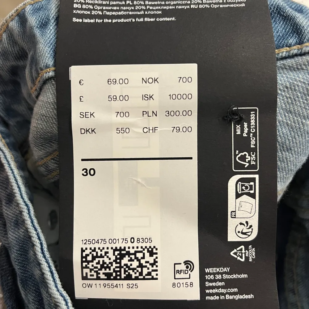 Snygga blå bootcut jeans från Weekday med ett coolt mönster. Nypris 700kr säljer pga att jag tog i fel storlek!💘. Farkut & Housut.