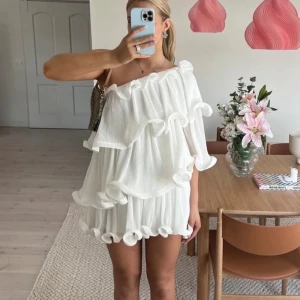 Vit klänning - Säljer en söt vit axelbandslös klänning med volanger. Perfekt för sommarens festligheter/student. Klänningen är aldrig använd, endast testad. Men saknar prislapp! 💕skriv privat för egna bilder. Intressekoll. 