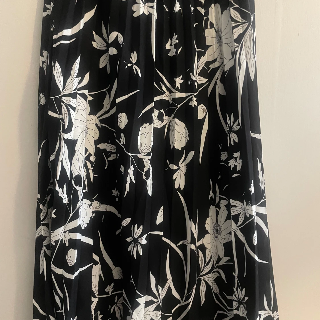 Svart och vit blommig kjol från Isolde - 1