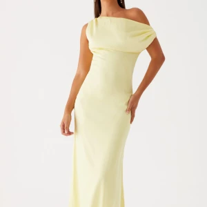 Gul maxiklänning från Peppermayo - Endast provad superfin klänning från Peppermayo perfekt till balen!! Bild nummer 5 får man se hur färgen ser ut i vanligt ljus! 