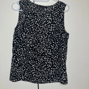 Pusero - Ihana naisten mustapohjsinen kevyt pusero. Koko XS. Kissatalous MMM Katsothan myös muut ilmoitukseni Mikäli hinta ei miellytä tarjoa rohkeasti