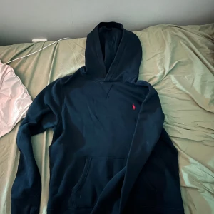 Mörkblå hoodie från Ralph Lauren - Säljer en  mörkblå hoodie från Ralph Lauren med, inte använd så mycket. Inga hål eller något utan bara helt ren.