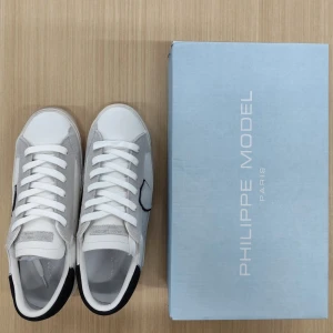 Vita sneakers från Philippe Model - Säljer ett par helt nya Philippe model skor, storlek 43, skicka prisförslag, pris kan diskuteras🙌