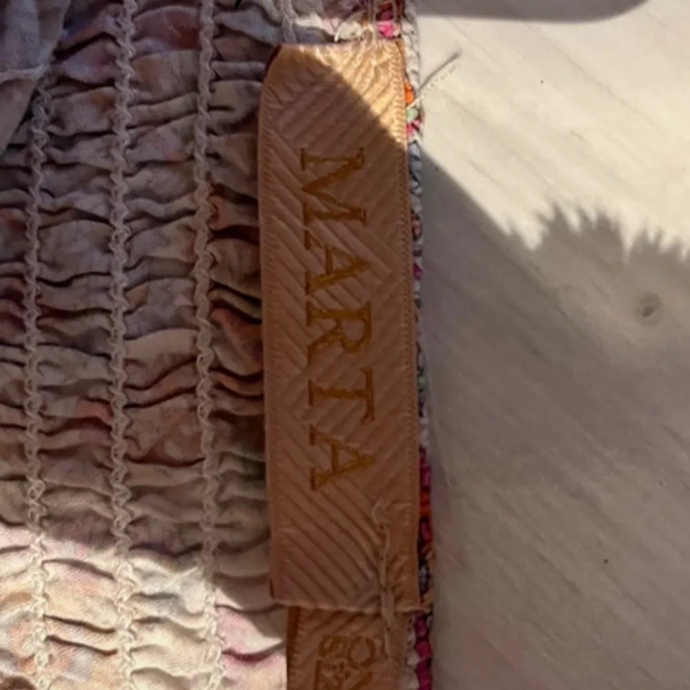Säljer en färgglad långkjol från Marta med ett vackert paisleymönster i rött, orange och beige. Kjolen har en elastisk midja för en bekväm känsla.. Hameet.