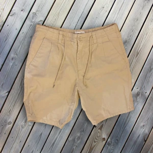 Beige shorts från Only & Sons - Snygga beige shorts från Only & Sons som passar perfekt för sommaren och äventyr till havs. De har en normal passform och sitter bra på man 180 cm. Perfekt för en elegant sommar look. | Nypris 400 