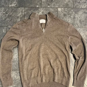 Brun tröja med dragkedja - Säljer en stilren brun tröja med dragkedja vid halsen från bläck.