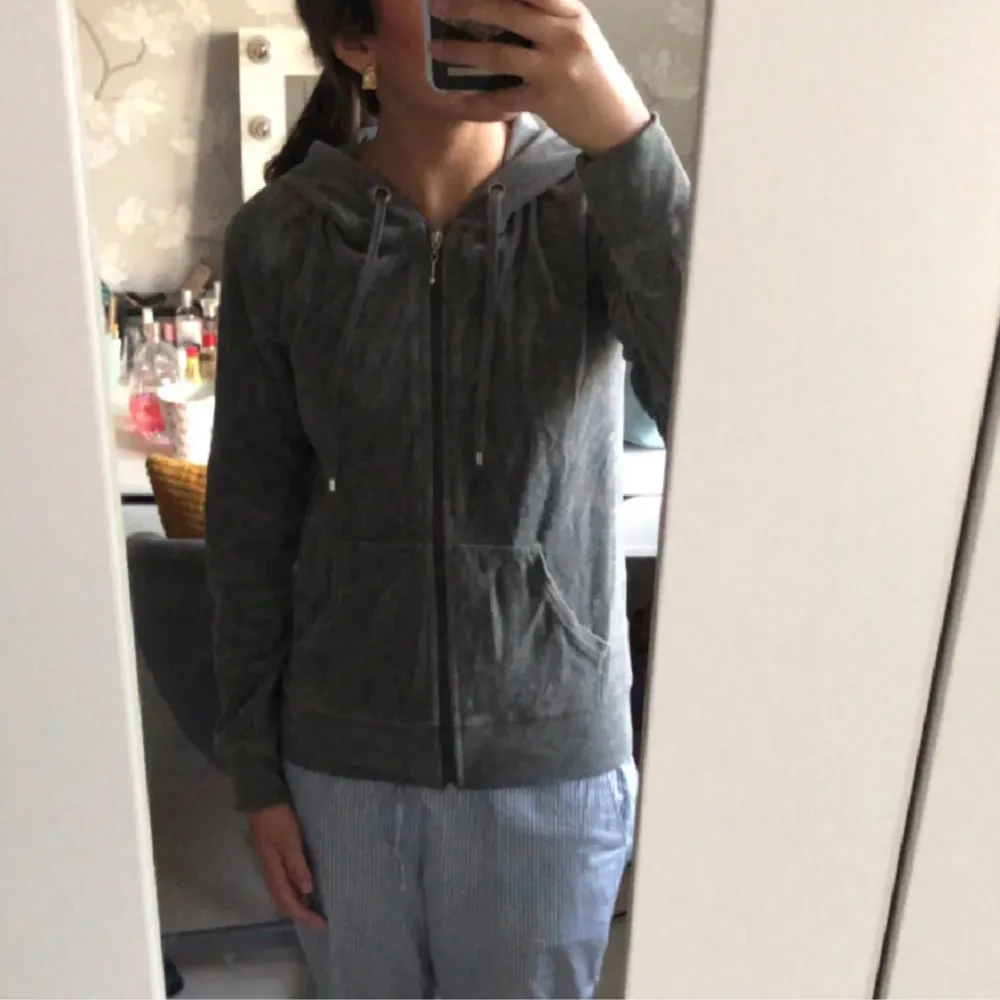 Säljer en grå zip up hoodie från Cubus i strl. XS. Sista gången den användes var 2019 och har de senaste åren bara legat i garderoben. Mycket gott skick!. Neuletakit & Villapaidat.