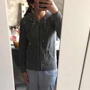 Zip Up Hoodie - Säljer en grå zip up hoodie från Cubus i strl. XS. Sista gången den användes var 2019 och har de senaste åren bara legat i garderoben. Mycket gott skick!