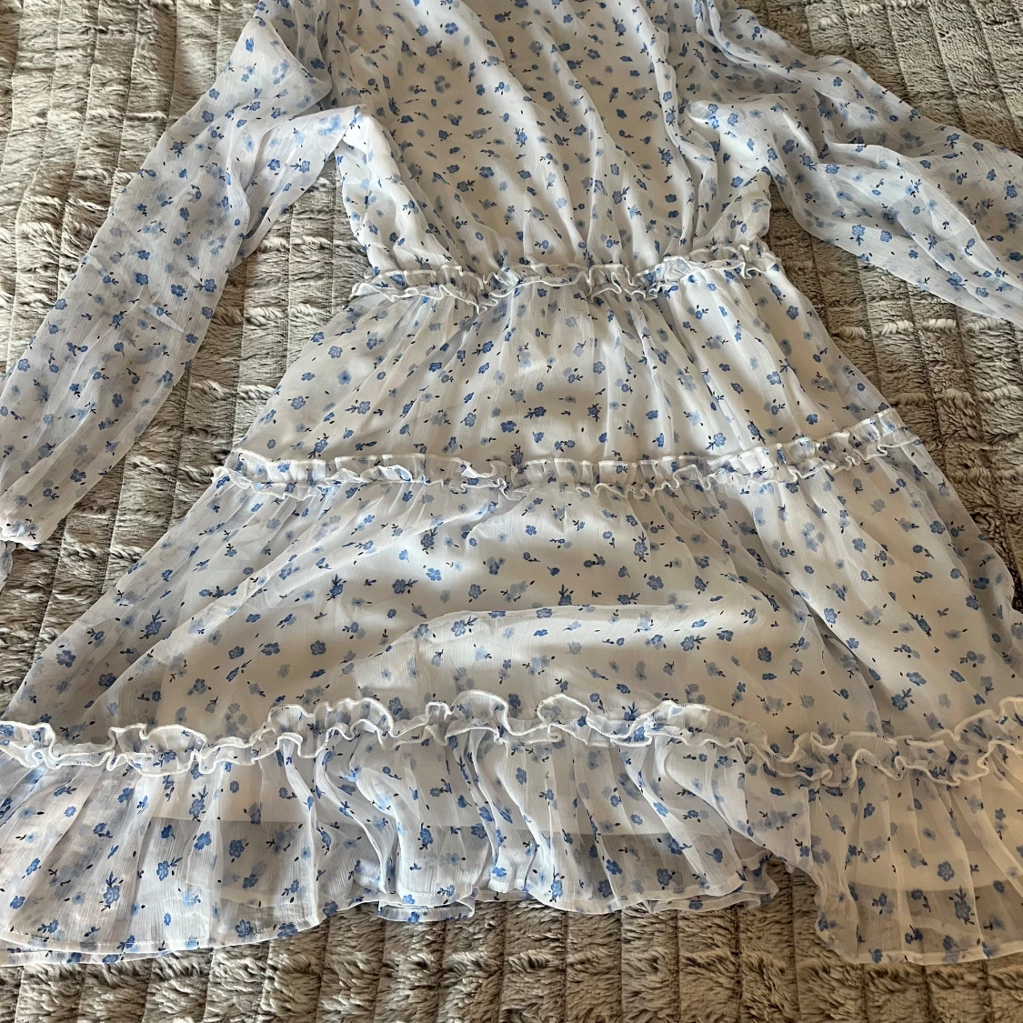 Vit blommig klänning från Vero Moda!🌸 - 1