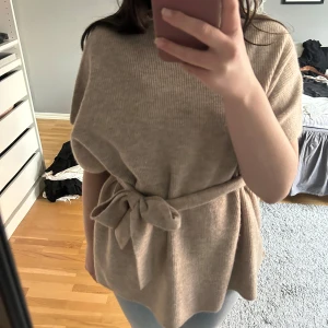 Tröja med knytband - Superfin ribbad tröja med knytband i midjan❤️Nästan helt oanvänd. 