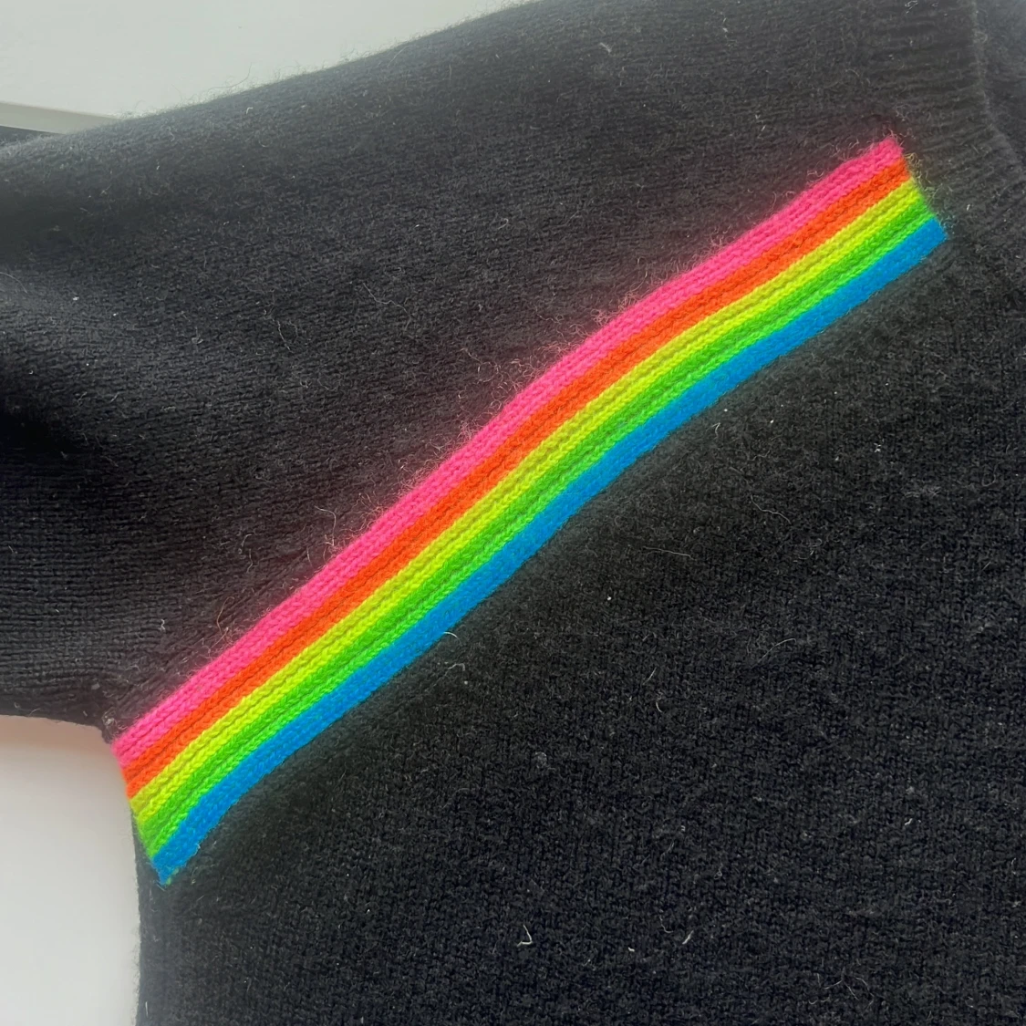 Svart tröja med regnbågsdetaljer från From Future - 3