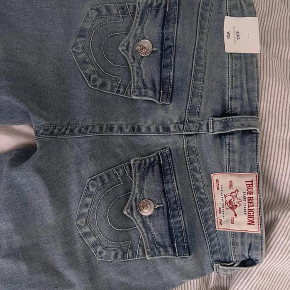 Helt nya true religion jeans i modellen BECCA storleken W25, nypris 1299kr. Farkut & Housut.
