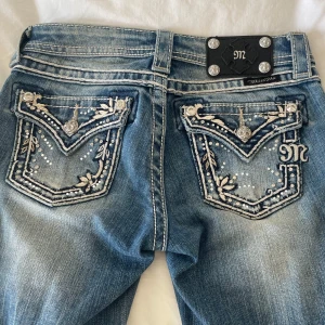 lowwaist ljusblå miss me jeans  - (Pris går att diskutera!!) Snygga blå jeans med slitna detaljer och broderade bakfickor. Dekorerade med stenar. Står strl 10 vilket jag inte vet vad det betyder men sitter precis som 24! midjemått: 34-35 ungefär. Lowwaist, bootcut.