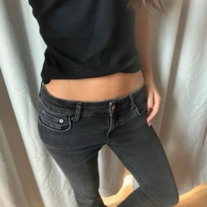 Svarta jeans med låg midja - svarta lågmidjade utsvängda jeans från zara, säljer då de e för långa för mig, de har lite slitningar vid hälen💞 det är inte mina bilder, strl 34, midjemått 32cm (men stretchiga) och innerbenslängden är 81cm