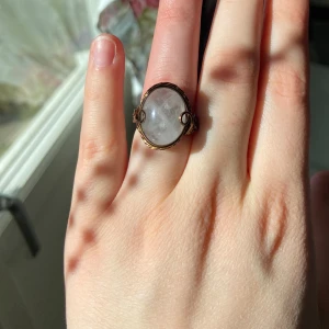 Ring med stor oval sten (bergskristall) - - Nickelfri - Anti-tarnish behandling - Antik brons      - Storleksguide på sista bilden 