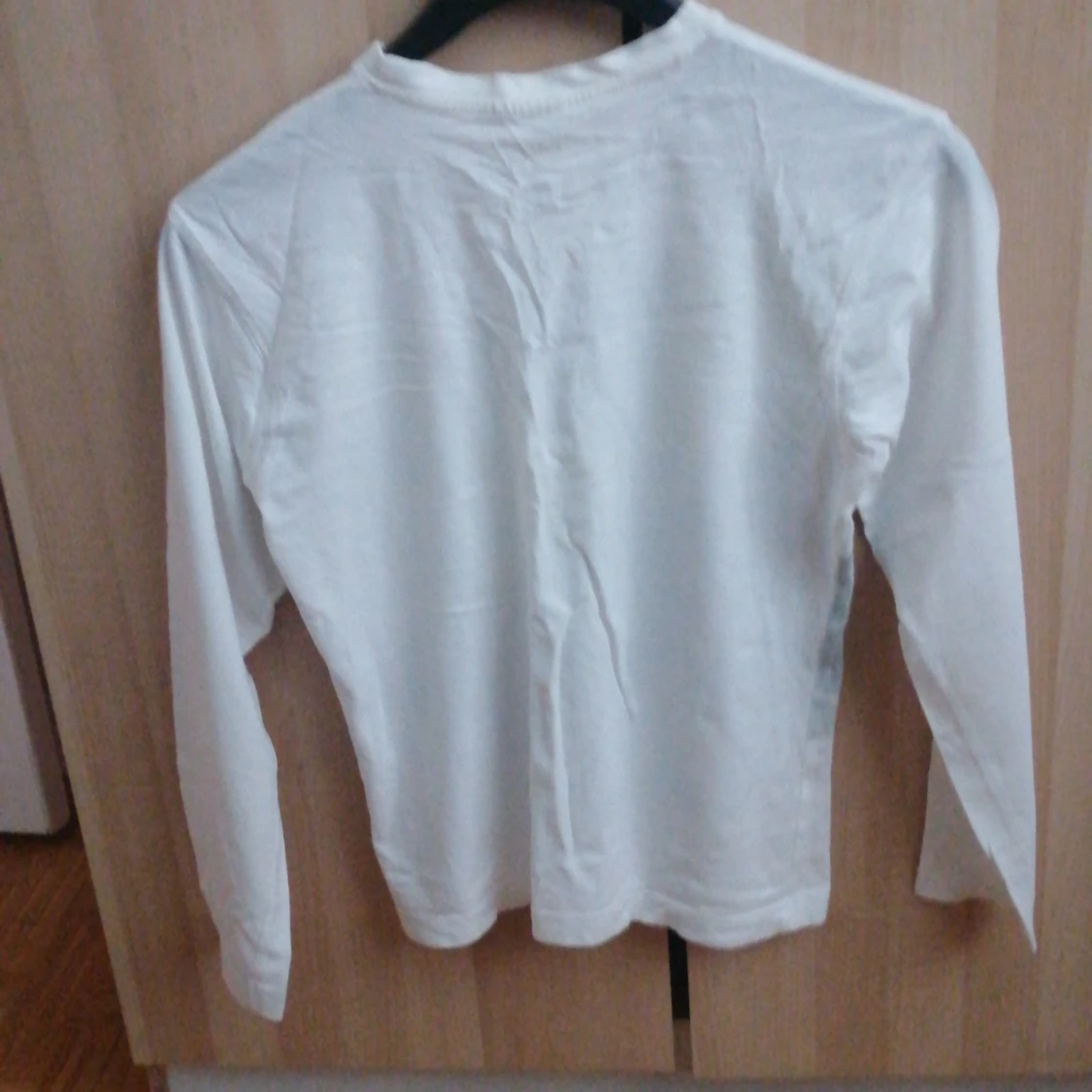 Vit långärmad tröja med grafiskt tryck - 2