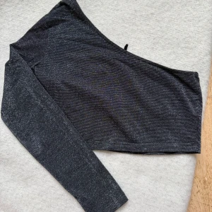 Svart glittrig oneshoulder topp - Superfin endast använd 1 gång 🥰