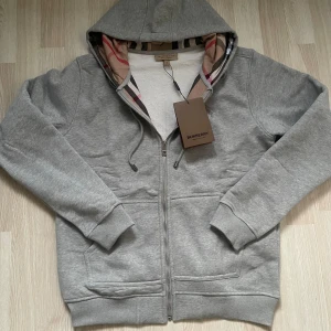 Grå burbbery zip - Helt ny inte använd. Inga defekter eller så på tröjan.