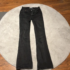 Svarta bootcut jeans - Säljer ett par svarta bootcut jeans från Gina. De har en klassisk femficksdesign och stängs med dragkedja och knapp. Perfekta för en stilren look.