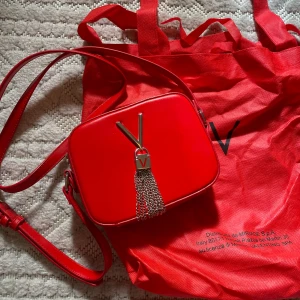Väska från Valentino - Snygg röd axelväska från Valentino bags. Väskan har en justerbar axelrem och en dragkedja för säker förvaring. Knappt använd!💕
