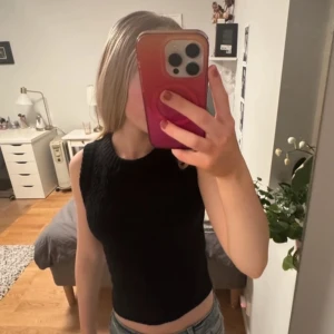 Svart stickad väst från Monki - Snygg svart stickad väst från Monki i storlek XXS. Västen har ett fint mönster och ribbade kanter. Använd ett fåtal gånger.