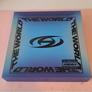The World EP.1: Movement - Säljer albumet 'The World EP.1: Movement' av ATEEZ. Boxen har en gradient i blått och lila med svart text och logotyp. Perfekt för fans av K-pop och samlare av musikboxar. Allt utom PCS och stickers🩷