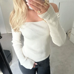 Vit ribbad offshoulder-tröja - Säljer en vit ribbad offshoulder-tröja med långa ärmar. Den har små pärlor längst upp. Använd fåtal gånger🤍🤍