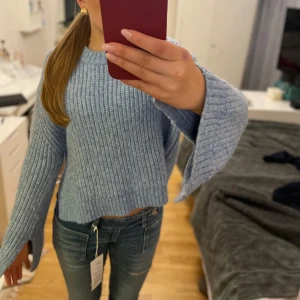 Stickad blå tröja från Ginatricot - Stickad tröja från Gina, använd några gånger men i väldigt fint skick. Finns inte kvar på hemsidan. 