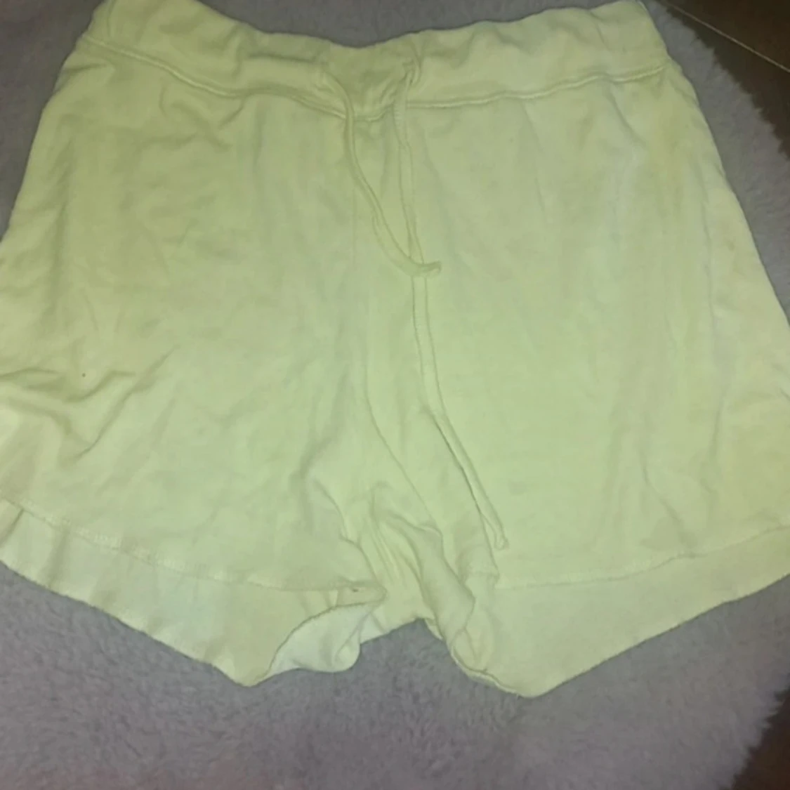 Gula shorts med snörning