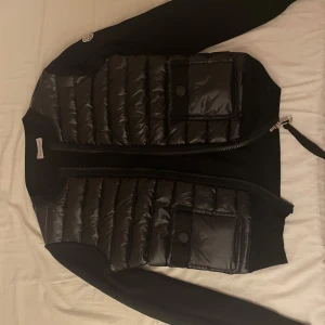  Moncler cardigan  - Nästan helt oanvänd moncler cardigan i storlek 2.