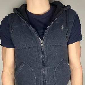 Ralph lauren väst - En riktig snygg och trendig Ralph lauren väst i fint skick, storlek S, vid frågor är det bara att skriva // Gramenti 