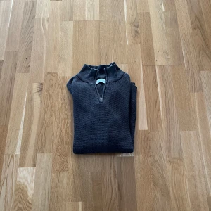 Brun stickad tröja med dragkedja - Säljer en stilren brun stickad tröja med dragkedja i halsen. Perfekt för kyligare dagar och ger en avslappnad men ändå snygg look. Passar bra till både jeans och chinos.