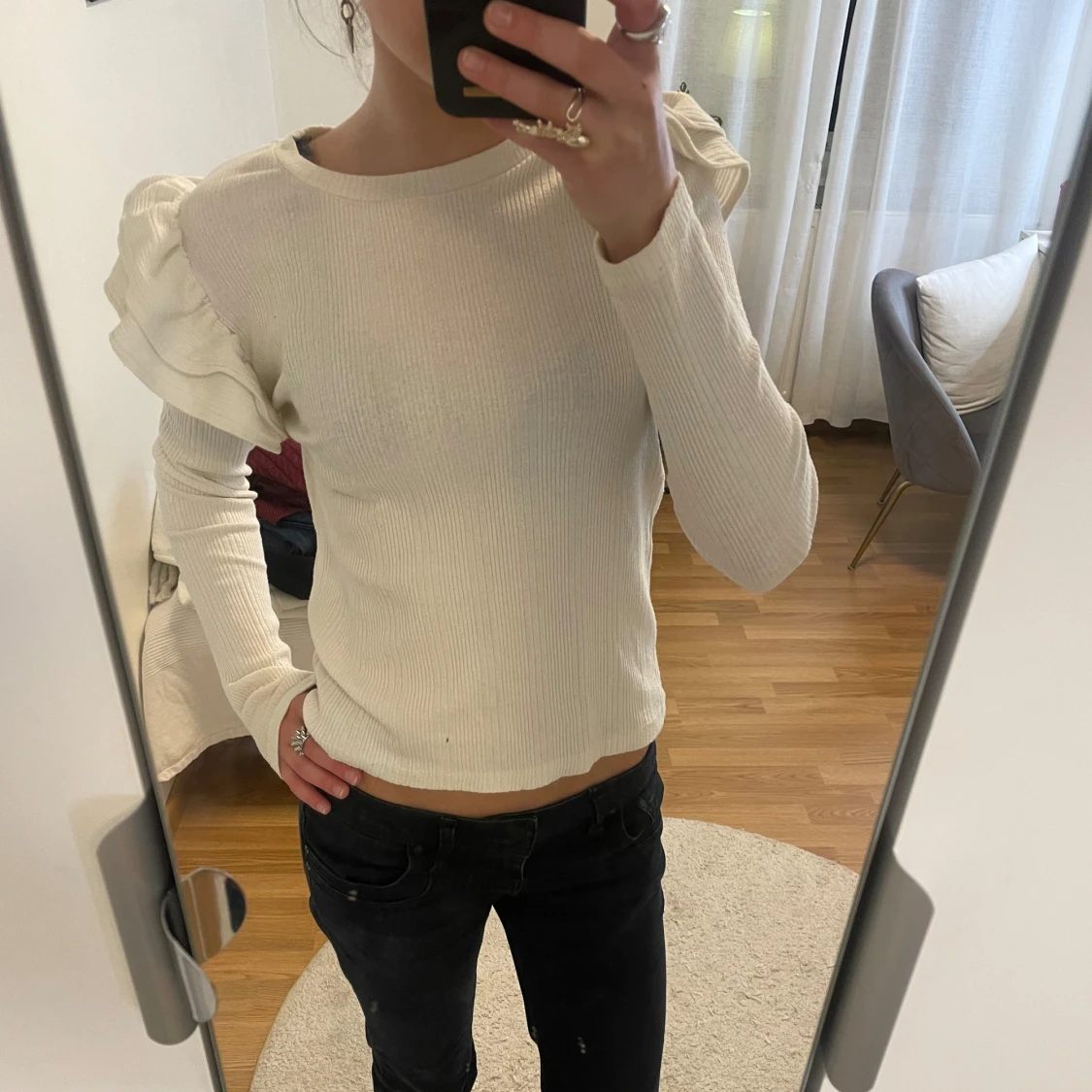 Vit ribbad tröja med volangdetaljer - 2