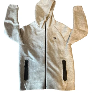 Nike tech  - Helt ny stolek L går också att köpa hela dressen på min plick 