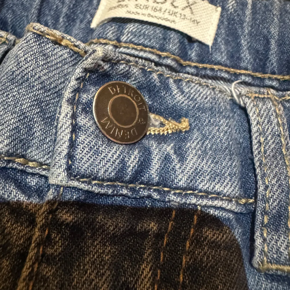 Säljer ett par klassiska blå jeans från Lindex. De har en straight passform och en knappgylf. Perfekta för en avslappnad stil.. Farkut & Housut.