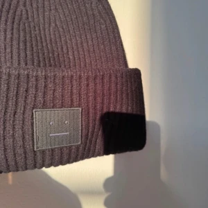 Svart acne mössa  - Älskar den säljer för vill ha en annan färg kan tänka mig att byta mot en mörk blå 