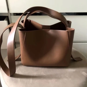 Brun handväska - Säljer min bruna handväska från Gina tricot! Fint skick och knappt använd 💕 PERFEKT till sommaren 