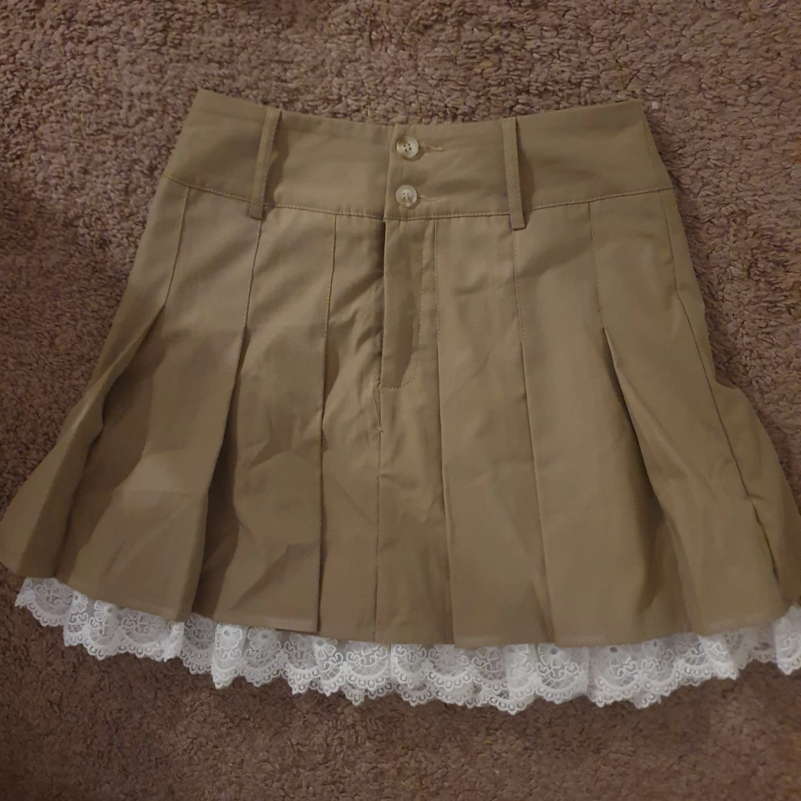 Beige kortkjol med spetsdetalj