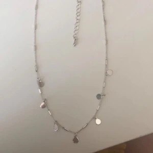Halsband - Säljer ett silvrigt halsband från H&M. Lite rostig.