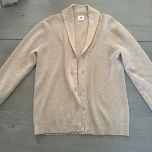 John Henric Kofta - Sjukt snygg och skön stickad kofta från märket John Henric, knappt använd 