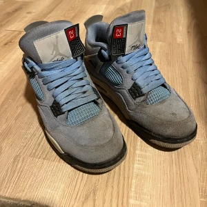 Jordan 4 university blue - Säljer nu mina jordans, dom är storlek 43, köpte dom på stockx, har tyvärr inte kvar lådan men har kvar stockx stickersen och qr-kod, och eftersom låda och kvitto saknas så kommer priset på skora vara biligt, skora är i bra skick men de är smutsiga och lite använda, men de finns inga skador på skon,  eftersom de är ganska använda och aktahetsbevis saknas så säljer jag dom för ett biligt pris, kontakt mig vid intresse.