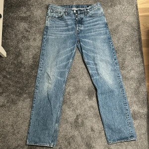 Blå jeans från Hope - Säljer ett par klassiska blå jeans från Hope. De har en rak passform och är tillverkade i denim. Perfekta för en stilren look. 🕶️
