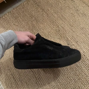 Axel Arigato Mocka Svart - Svarta Axel Arigato skor. Skick: 7/10. Låda finns