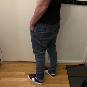 Dondup George  - Säljer ett par feta dondup jeans i mörkgrå färg st 33. Jag är 182 och väger 68 på bilden som referens. Strålande skick, hör av er vid intresse!!
